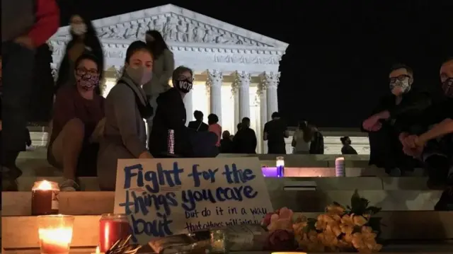 بدنبال اعلام خبر مرگ روث بیدر گینزبرگ ، مردم در بیرون ساختمان دیوان عالی به احترامش شمع روشن کردند