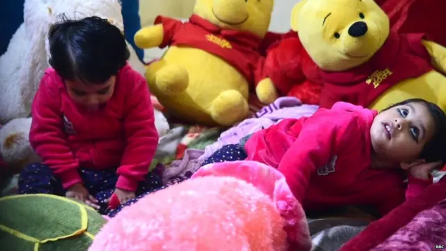 काजू, किशमिश, बच्चियां