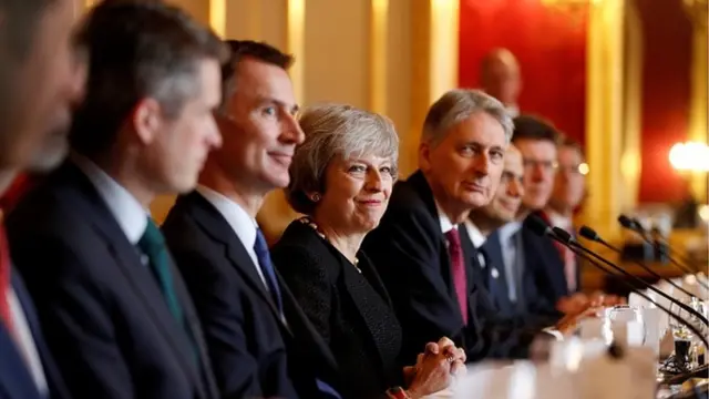 نخست‌وزیر بریتانیا در میان وزیران کشور، دارایی، خارجه و دفاع