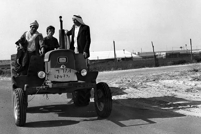 مستوطن يهود يرافق اثنين من البدو في الطريق إلى أحد المزارع التي أنشأتها إسرائيل في سيناء