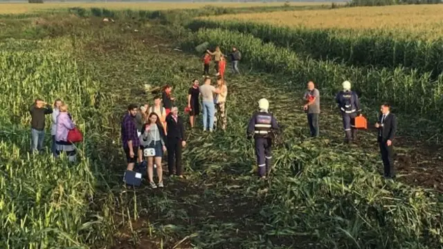 සුකෝව්ස්කි ජාත්‍යන්තර ගුවන් තොටුපළේ සිට කිලෝමීටරයක් පමණ දුරින් පිහිටි ඉරිඟු වගා බිමකට ගුවන් යානය ගොඩබස්වා තිබිණි