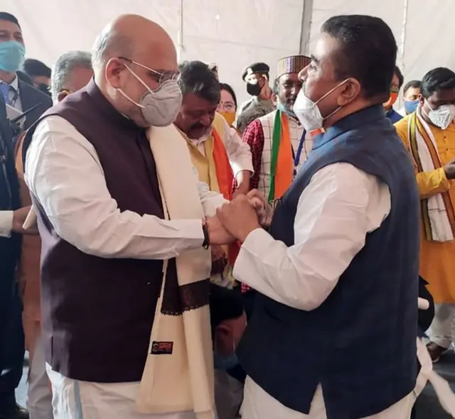 શનિવારે મદિનીપુરમાં કૉલેજ ગ્રાઉન્ડમાં અમિત શાહની રેલીમાં શુભેંદુ અધિકારી