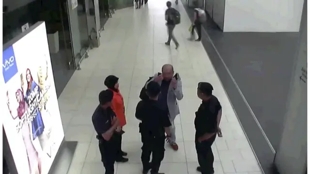 Un grupo de personas en el aeropuerto de Kuala Lumpur