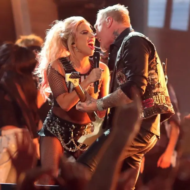 Джеймс Хетфилд из "Металлики" и Лэди Гага на сцене.