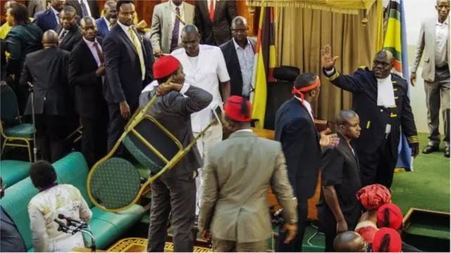 Baarlamaanka Uganda oo gacanta isula tegey mar ay shir lahaayeen