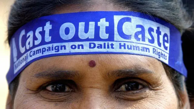కులాలను నిర్మూలించాలనే నినాదం రాసిన తలగుడ్డ కట్టుకున్న ఓ దళిత మహిళ