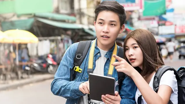 কাজ করতে করতে অন্যমনস্কভাবে পথ চলবে না