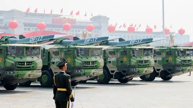 Tanques e mísseis enfileirados para desfile durante o dia