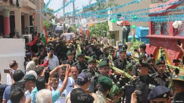 ஹர்போலாவுக்கு அஞ்சலி செலுத்த ஆயிரக்கணக்கானோர் குவிந்தனர்