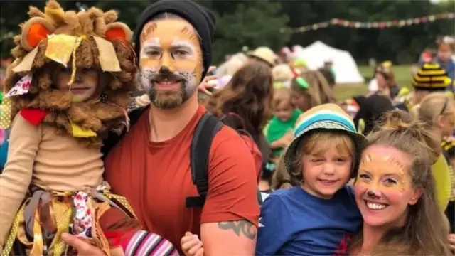 Kelly Pendry, son mari Michael et leurs enfants Sam, 10 ans, et Isla, 8 ans