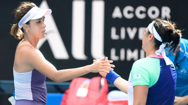 أنس تصافح كيانغ