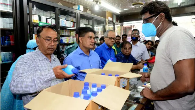 ঔষধের দোকানে ভিড়।