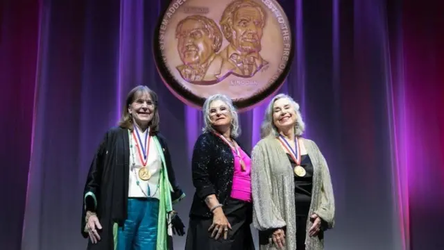 पॉली स्मिथ, हिंडा मिलर आणि लिसा लिंडाल