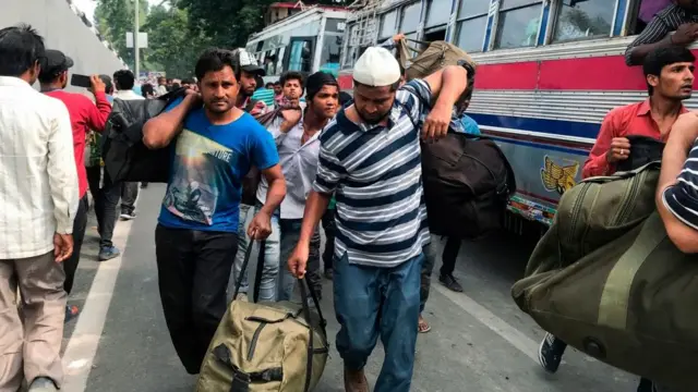 হাজার হাজার মানুষ কাশ্মীর ছেড়ে চলে আসার চেষ্টা করছে। শ্রীনগরের বাস স্টেশন।