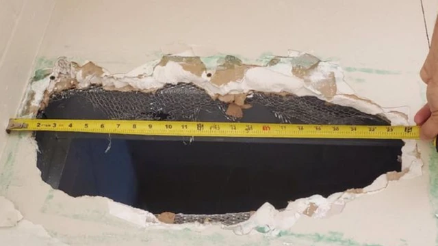 Umwobo ufite ubugari bwa santimetero 55 abo bacyekwaho ubwicanyi baciye mu gisenge cya gereza yo mu karere ka Monterey bakawunyuramo bakambakamba