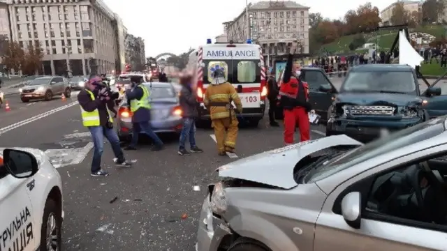 На Хрещатику водій в'їхав у зупинку, двоє загиблих. Відео