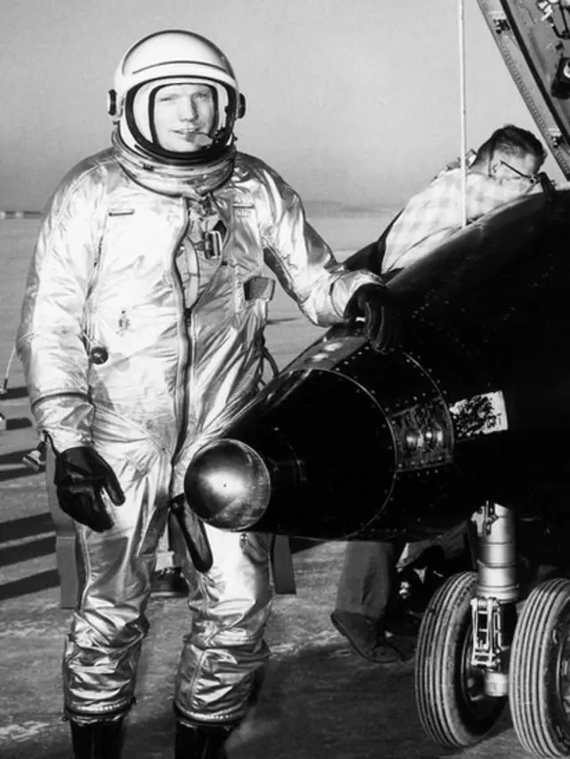 Neil Armstrong junto a un X-15