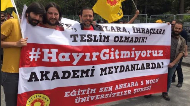 Ankara'da miting alanına alınan pankartlarda OHAL ve KHK ifadelerine polis tarafından izin verilmeyince bu ifadeler Eğitim Sen'in pankartından kesilerek çıkarıldı