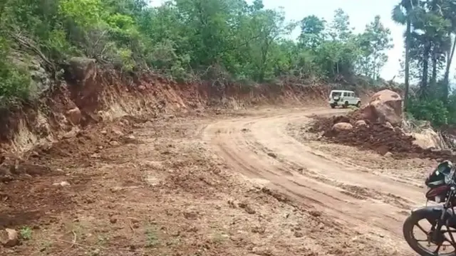 ప్రైవేటు వ్యక్తులు నిర్మించిన రోడ్డు