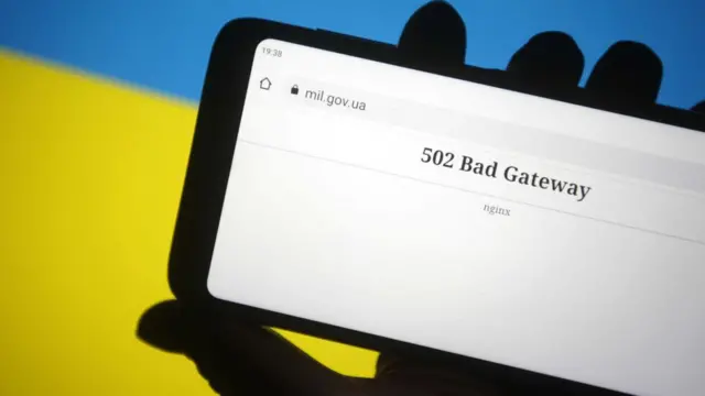 હૅકર જૂથના સભ્યો દ્વારા ચલાવવામાં આવતા એક લોકપ્રિય ટ્વિટર ગ્રૂપમાં ગુરુવારે એક અજ્ઞાત પોસ્ટ કરવામાં આવી હતી કે તે "રશિયન સરકાર સામે સત્તાવાર રીતે સાઇબર-યુદ્ધ જાહેર થઈ ગયું છે"