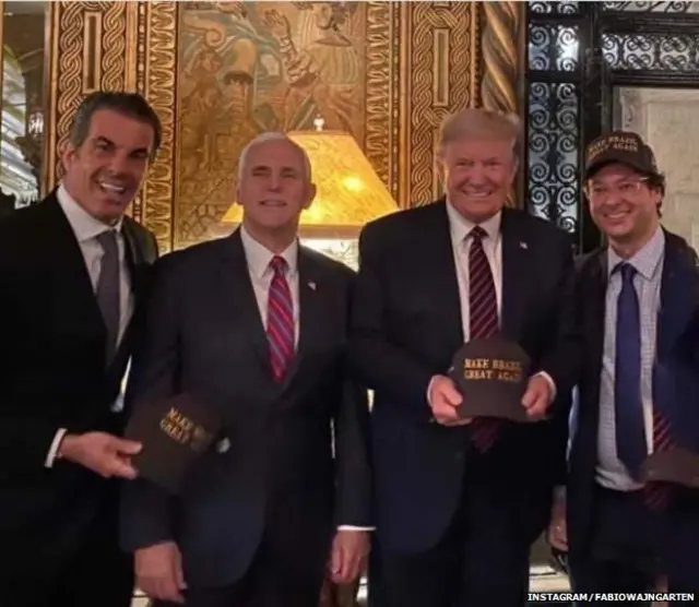 अधिकारियों के साथ डोनल्ड ट्रंप