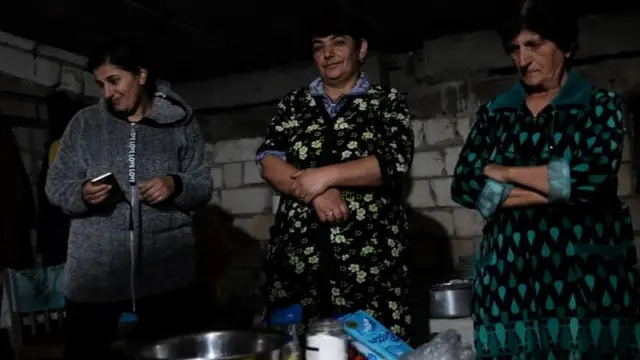 Warga di Shusha, Nagorno Karabakh yang terkungkung perang.