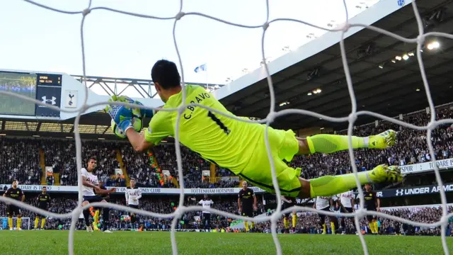 Bravo detiene la pelota