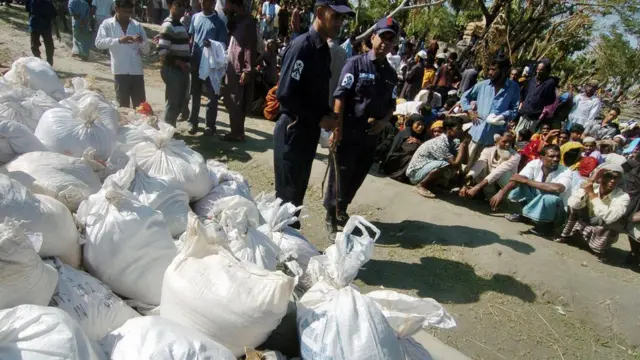 বরগুনার নিশানবাড়ী এলাকায় ত্রাণের জন্য অপেক্ষা করছেন সিডরের শিকার গ্রামবাসীরা।