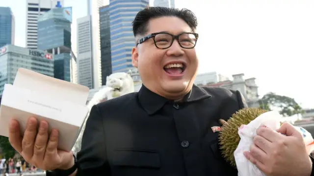 Howard X como Kim Jong-un