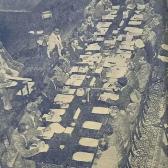 12 जनवरी 1960 को लाहौर में पाकिस्तानी और भारतीय प्रतिनिधिमंडलों के बीच पहले दौर की बातचीत की तस्वीर. इन वार्ताओं में पाकिस्तानी प्रतिनिधिमंडल का नेतृत्व लेफ़्टिनेंट जनरल शेख़ ने किया जबकि भारतीय प्रतिनिधिमंडल का नेतृत्व सरदार स्वर्ण सिंह ने किया.