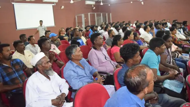 ගැටලුව සම්බන්ධයෙන් ත්‍රිකුණාමල කච්චේරියේ පැවති රැස්වීමට සහභාගි වූ බලපත්‍ර ඉල්ලුම් කරුවන්ගෙන් කොටසක්