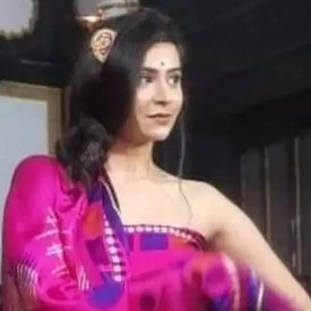 நிகண்ட் புடவையில் மாடல் ஒருவர்