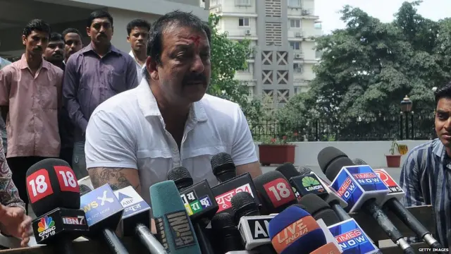 माध्यमांशी बोलताना संजय दत्त.