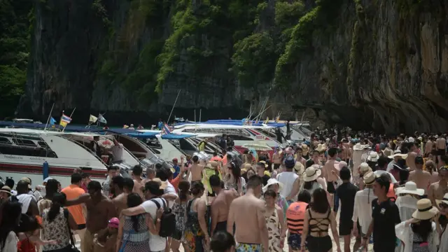 อ่าวมาหยาเมื่อยามคลาคล่ำไปด้วยนักท่องเที่ยว