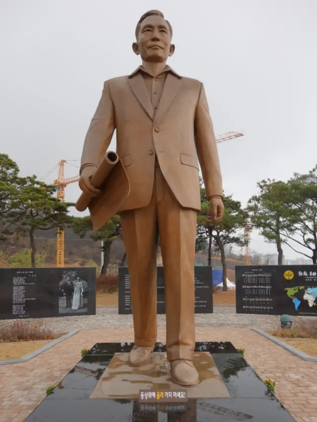 朴正煕氏の出生地・亀尾市に立つ像