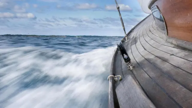 Для тех, кто страдает от морской болезни, плавание на небольшой лодке недалеко от берега может стать беспроигрышным вариантом