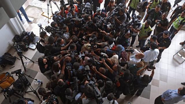 馬來西亞雪蘭莪雪邦法庭大樓內從高處俯瞰茜蒂·艾希亞代表律師魏順成被攝影師與記者包圍的情景（1/3/2017）