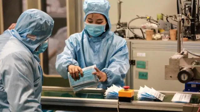 Mujeres con mascarillas en China