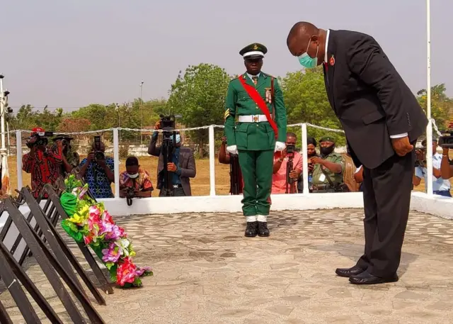 Ebe Gọvanọ Ifeanyi Ugwuanyi na-akwanyere ndịagha ugwu pụrụiche n'Okpara Square nke Enugu