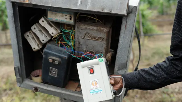 24 மணி நேரமும் தடையற்ற மின்சாரத்தை வழங்கினால், நிலத்தடி நீர் குறையும் என்பது விவசாயிகளின் வாதம்