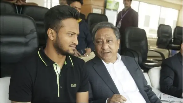 অল রাউন্ডার সাকিব আল হাসান এবং বাংলাদেশ ক্রিকেট বোর্ডের সভাপতি নাজমুল হাসান