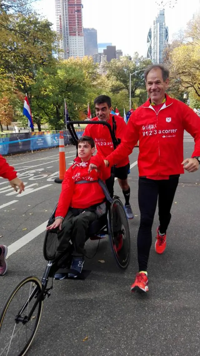 José Manuel Roás con su hijo Pablo corriendo una maratón