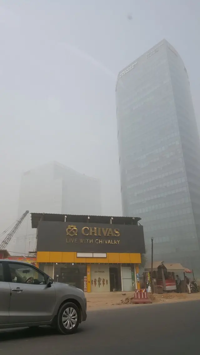 টুইটারে দিল্লির বাসিন্দা অনন্ত্ প্রভু এই ছবি পোস্ট করে লিখেছেন উঁচু ভবনগুলো দেখাই যাচ্ছে না।