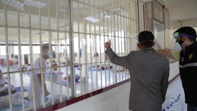 นายสมศักดิ์ เทพสุทิน รมว.ยุติธรรม ตรวจเยี่ยม รพ.สนามราชทัณฑ์ เมื่อ 8 พ.ค.