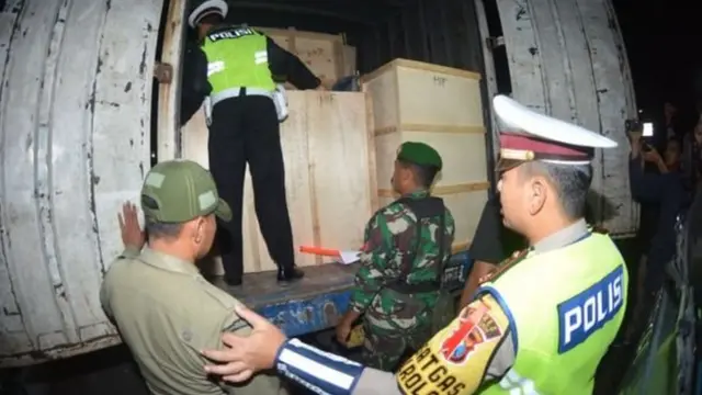 Polisi dan TNI di sejumlah daerah melakukan pemeriksaan terhadap kendaraan yang menuju ke Jakarta untuk mengantisipasi pergerakan massa menjelang pengumuman hasil Pemilu, 22 Mei mendatang.