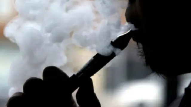 ভেপিং বা ই সিগারেট ধূমপান কমাতে সহায়ক হয়েছে বলে মনে করেন অনেকে