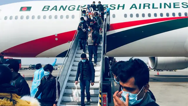 বিমানটি ঢাকার বিমানবন্দরে অবতরণ করে শনিবার বেলা ১১টা ৫০ মিনিটে।