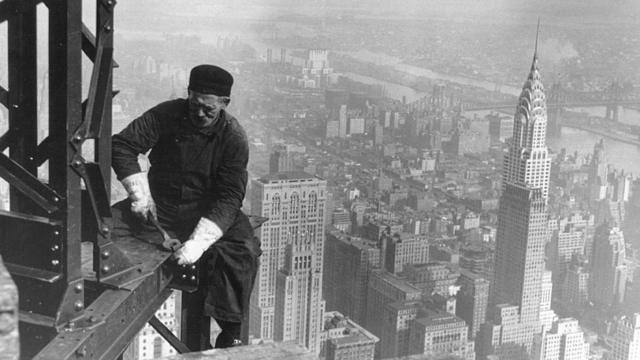 Obrero trabaja en la construcción del edificio Empire State, en Nueva York