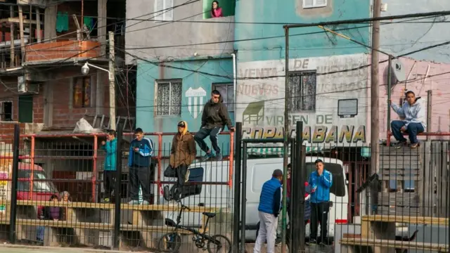 Pessoas assistem a partidaslots cassino 777um dos camposslots cassino 777futebol da Villa 31