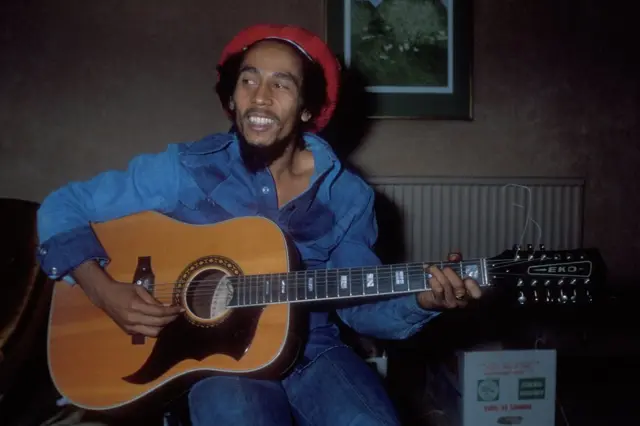 Bob Marley joue dans un hôtel à Londres en 1978.